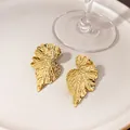 Boucles d'oreilles vintage plaquées or au design élégant de feuilles texturées - Feuille Irrégulière Or (E1626-1)