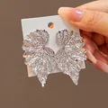 Boucles d'oreilles vintage en métal argenté en forme de feuille avec texture ciselée - Feuille Irrégulière Argent (E820-3)