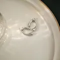Créoles irrégulières argentées minimalistes avec un design géométrique élégant - Irrégulier Argent (E5659-2)