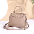 Elegante borsa beige in pelle martellata con raffinata fibbia triangolare dorata - Cachi / Lunghezza Della Base 28 Cm Altezza 21 Cm Larghezza 9 Cm