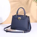 Vista laterale della borsa in pelle blu navy con elegante chiusura a triangolo dorata - Blu / Lunghezza Della Base 28 Cm Altezza 21 Cm Larghezza 9 Cm
