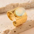 Detalle de primer plano de un anillo de acero inoxidable dorado martillado con piedra natural - Talla única / Verde
