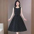Élégante robe midi sans manches à pois noirs et blancs avec taille cintrée - M / Noir à Pois (F18)