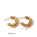 Detailweergave van 2 cm vergulde titanium stalen holle buis oorringen met gewicht van 4,53 g. - Minimalistische C-vormige dikke buisstijl (BG02) / 18K goud