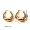 Detail van gouden titanium stalen holle oorringen met maat- en gewichtsmarkering - Dikke hoefijzerstijl (BG03) / 18K goud