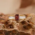 Macro detail van een getextureerde zilveren ring met een rode rechthoekige edelsteen - Natuurlijke Granaat Zonder Diamantfragmenten