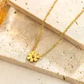 Detailopname van een gouden madeliefje hanger ketting van roestvrij staal - Madeliefje Ketting (X945)