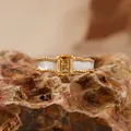 Exquisiet macrodetail van een getextureerde S925 zilveren ring met citrien steen - Natuurlijke Citrien Zonder Diamantfragmenten