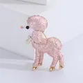 Vista dettagliata di una graziosa spilla a forma di barboncino rosa con smalto e strass - Rosa