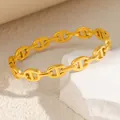 Detailansicht eines vergoldeten Titanstahl-Armbandes mit Schweinenasen-Gliederkette für Damen - Sz105 - Armband Mit Schweinenase (gold)
