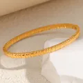 Detailansicht eines goldenen Titanstahl-Armbands mit unregelmäßigem Blockdesign - Armreif Sz110 Mit Quadratischem Säulenmuster (gold)
