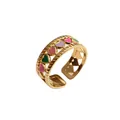Dettaglio anello in acciaio dorato con cuori in smalto colorato e bordi a costine - Stile Cuore in Smalto Colorato (R2595-12)
