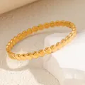 Detail eines goldenen Titanstahl-Armbands mit unregelmäßigem eiförmigem Perlendesign - Sz112 - Gold Bean Dot Armreif (gold)