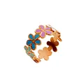 Vista dettagliata di un anello in acciaio inossidabile oro rosa con fiori in smalto. - Fiore a Cinque Petali Colorato Oro Rosa (R2595-19)