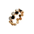 Primo piano di un anello in acciaio inossidabile oro rosa con motivi a cerchio in smalto - Stile Cerchio Bianco e Nero Oro Rosa (R2595-14)