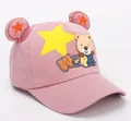 Detailansicht einer rosa Kinder-Baseballkappe mit süßem Bären und 3D-Sternohren - Rosa