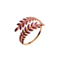 Dettaglio macro di un anello aperto a foglia in smalto viola con finitura oro rosa - Foglia Viola Oro Rosa (R2595-24)