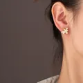 Elegante orecchino a bottone a forma di ape dorata con zirconi micro-pavé su orecchio - Oro