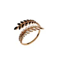 Dettaglio dell'anello in acciaio inossidabile dorato con foglie in smalto nero e bianco - Stile Foglia a Contrasto Bianco e Nero (R2595-23)