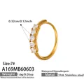 Detail eines vergoldeten Edelstahlrings mit fünf klaren Zirkonia-Steinen - A169 – Goldring-set Mit 5a-zirkonia