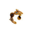 Dettaglio macro di anello dorato con fiori blu smaltati - Stile Girasole Oro Blu Scuro (R2595-17)