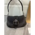 Bolso de hombro Soho de mezclilla negra vintage con solapa y gran hebilla de metal - Negro Denim / 26.5*16*7.5