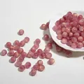 Gedetailleerde close-up van paarse 10 mm acryl kralen met gouden glans en glitter effect - 1.0cm / Paars