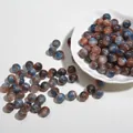 Gedetailleerd overzicht van 10 mm glanzende ronde acrylkralen in blauw en koper - Koffieblauw 20 / 10mm