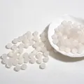 Macro-opname van 10 mm witte glinsterende acrylkralen voor DIY-sieraden maken. - Wit 20 / 10mm
