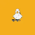 Niedlicher weißer Enten-Emaille-Pin auf einem Skateboard für Rucksäcke und Kleidung - Weiße Skateboard-Ente