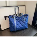 Elegante bolso shopper acolchado azul, ideal para las tendencias de moda de otoño e invierno. - Azul