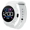 Primo piano dell'orologio sportivo digitale LED M1 bianco con display chiaro - Bianco