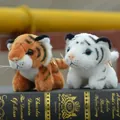 Due simpatici peluche di tigre in miniatura su un libro vintage, scatto macro dettagliato. - Coppia di Ciondoli Tigre Gialla E Bianca / Approx 10cm Pendant