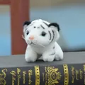 Primo piano di un simpatico portachiavi a tigre bianca su un libro antico. - Ciondolo Tigre Bianca / Approx 10cm Pendant