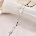 Gros plan du collier en acier avec médaille de la Vierge Marie et croix perlée. - Acier inoxydable 304 / Acier & Noir Vierge Marie