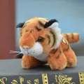 Dettaglio ravvicinato di un simpatico portachiavi a forma di tigre di peluche da 3 pollici. - Ciondolo Tigre Gialla / Approx 10cm Pendant
