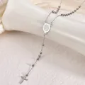 Gros plan du collier chapelet en acier inoxydable avec Vierge Marie et croix. - Acier inoxydable 304 / Acier Vierge Marie