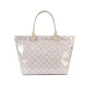 Große Retro-Schultertasche mit Schachbrettmuster aus glänzendem beigem PVC-Finish - Reisweiß Kariert