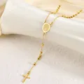 Makroansicht der goldenen Jungfrau Maria und des Kruzifix-Anhängers an einer Rosenkranzkette - 304-Edelstahl / Gold Jungfrau Maria