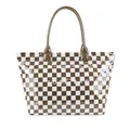 Modische braun-weiß karierte PVC-Einkaufstasche für Damen mit weißem TOTE BAG-Aufdruck - Karamell-Karo