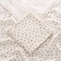 Détail macro du lange en mousseline de coton doux à double couche avec motifs de fleurs - 100x100cm / Fleur de Coeur