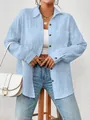Détail d'une chemise à manches longues en gaze texturée bleu clair avec coupe décontractée - S / Bleu ciel