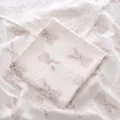 Vue détaillée du motif lapin rose sur une couverture en mousseline de coton blanc - 100x100cm / Lapin Blanc