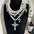 Collar de perlas multicapa con colgantes de cruz de plata en busto de exhibición negro - Collar Con Cruz De Perlas De Varias Capas