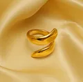 Gros plan détaillé d'une bague en acier titane doré avec une finition miroir lisse - Doré / Taille unique