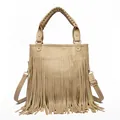 Elegante borsa tote beige con frange e manici a catena per un look fashion moderno - Cachi