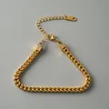 Detailweergave van een goudkleurige roestvrijstalen Cubaanse schakelarmband met verlengstuk - Cubaanse Kruis Ketting (ne271) / Goud