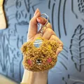 Niedlicher brauner Plüschbär Schlüsselanhänger mit blau gestreifter Mütze als Detail - Dunkelkaffee