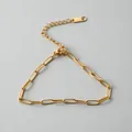 Detailopname van een minimalistische goudkleurige roestvrijstalen schakelarmband - Paperclip Lange Schakelketting (ne272) / Goud