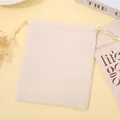 Luxe crèmewitte fluwelen zakje met trekkoord voor sieraden en kleine geschenken - Beige; 5*7cm